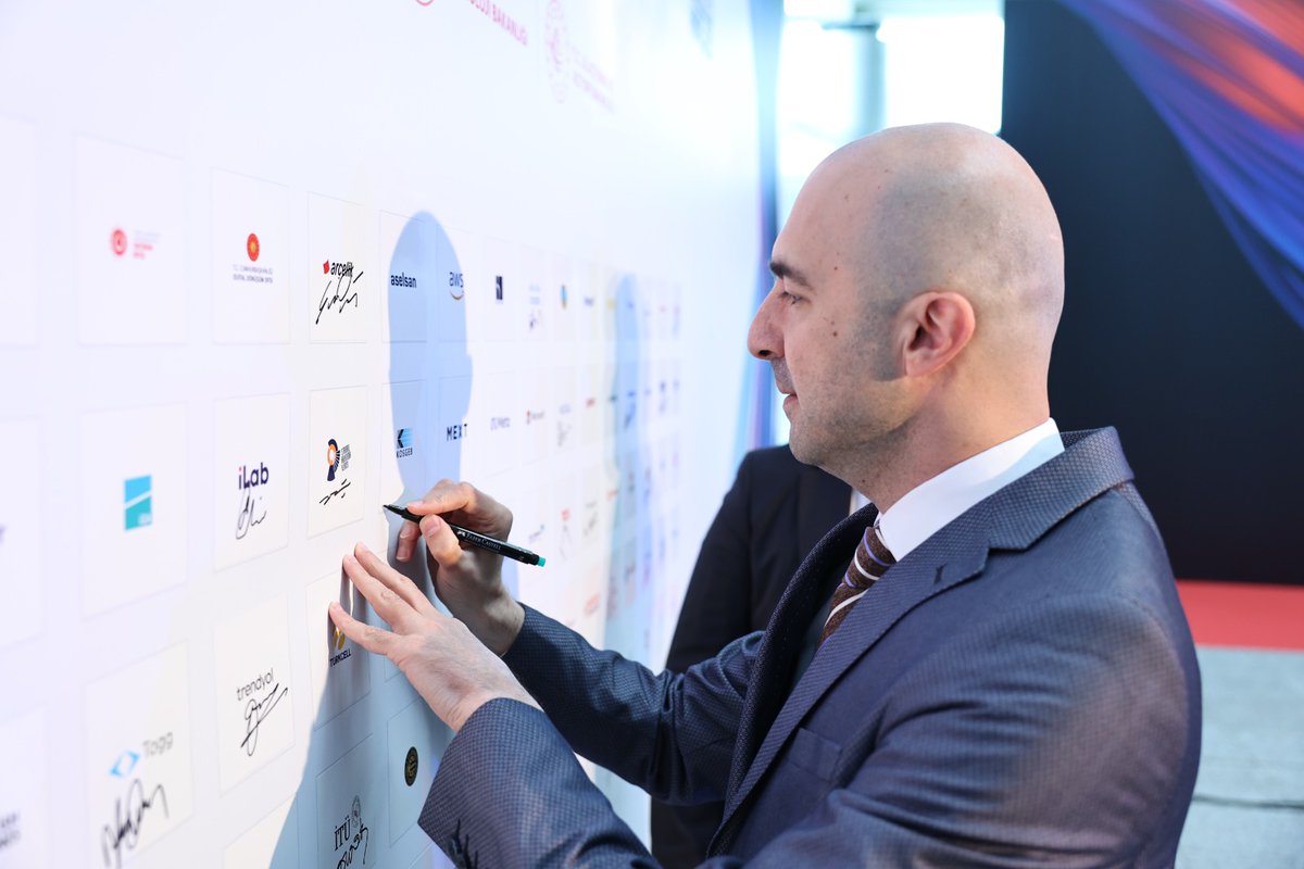 "Terminal İstanbul" #MilliTeknolojiHamlesi vizyonu ile  girişimlere ev sahipliği yapacak. 

Buradan bir çok girişim dünyaya açılacak.🚀

Ülkemiz girişimcilik ekosistemine hayırlı olsun.👏
#KOSGEBYanında 💫