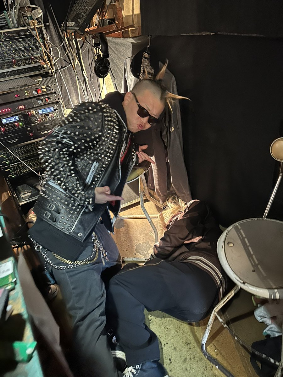 room 10.4のライブ観に行く夢見た

ライブ始まる前にワッツにボディーブローかましてやった