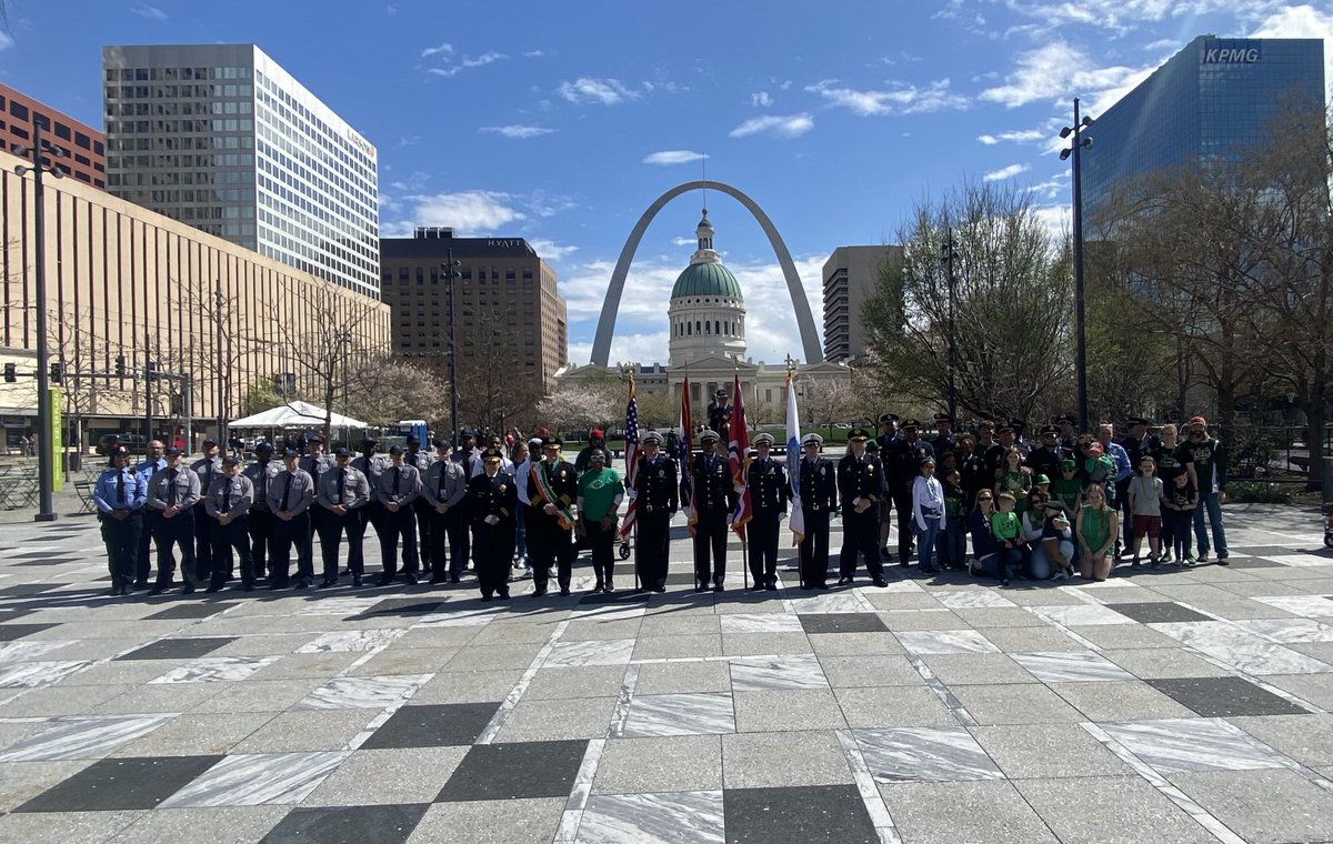 RKriesmann's tweet photo. A great tradition with fellow ⁦@SLMPD⁩   employees walking in the 55th annual St. Patrick’s Day Parade in Downtown St. Louis. Thanks to all who attended. A great time was had by all. #LuckOfTheIrish #StPatricksDay2024 https://t.co/4mDnMX9GVC
