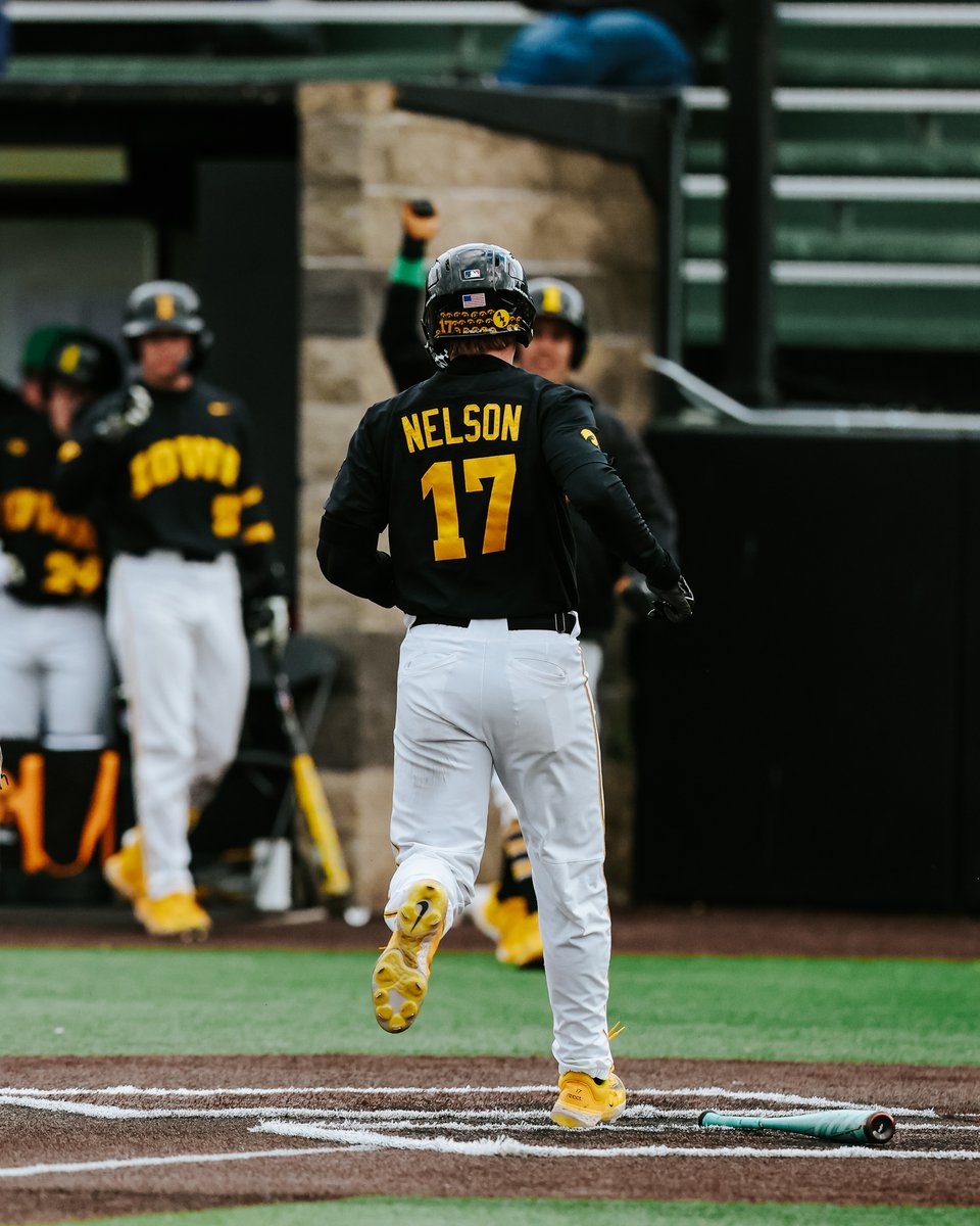 Chippin' away

#Hawkeyes plate four to cut the WIU lead to one. 

B6 | WIU 9, Iowa 8