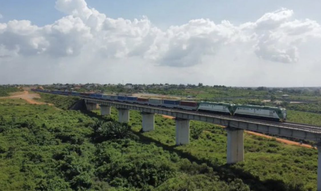 @ishakaa @MBuhari @FinMinNigeria @NuhuRibadu Baba Buhari “unproductive” 8 years gave Nigerians this “mess” (the Lagos - Ibadan Rail. Africa’s longest standard-gauge Railway) that President Tinubu inherited.
#BuhariLegacy #BuhariTrain