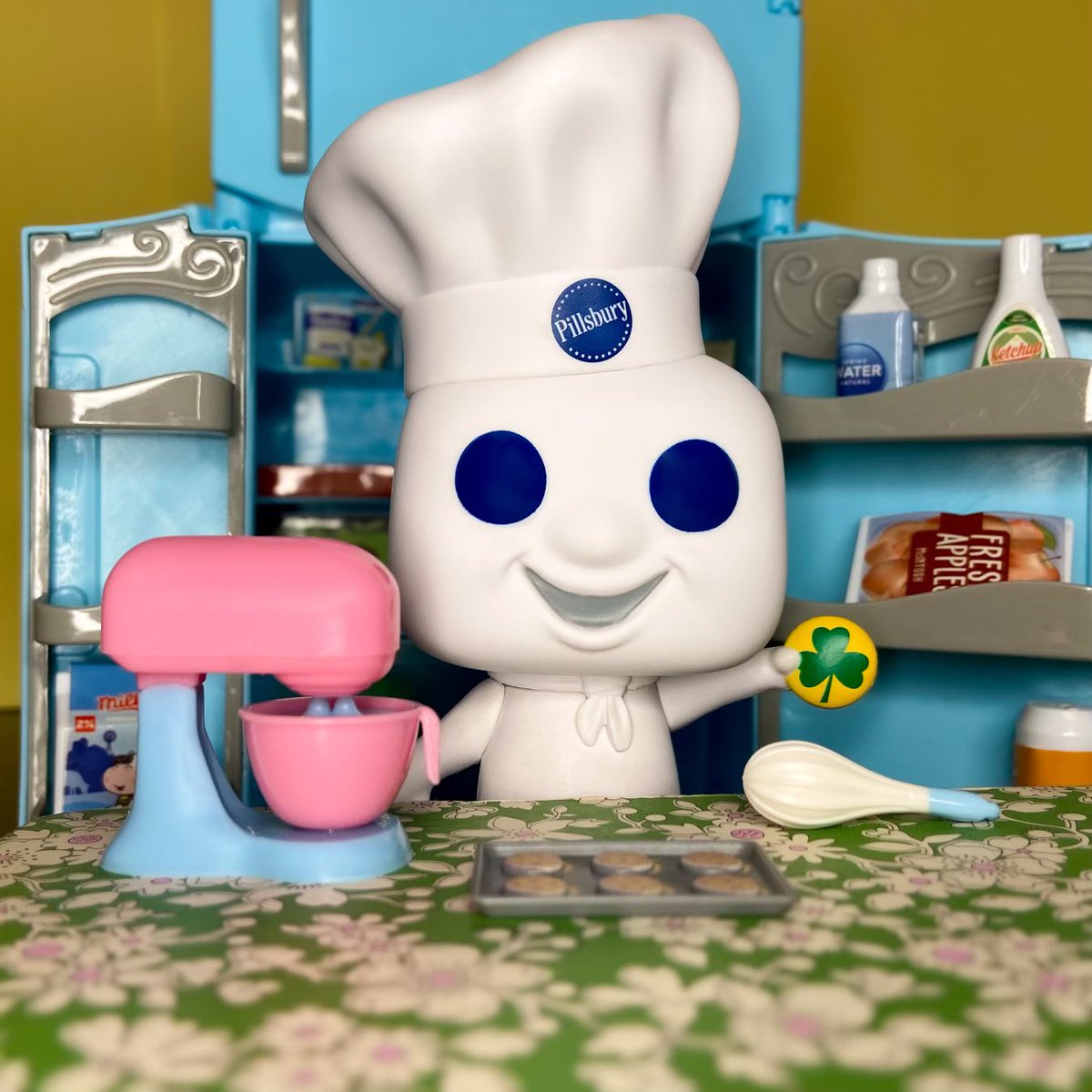 KarpKing757's tweet photo. Poppin’ Fresh is sharing his Shamrock Cookie family recipe! 👨🍳☘️
This is my entry for @originalfunko St. Patrick’s Day Edition of #funkophotoadaychallenge !
#funkopop #adicons #pillsburydoughboy #pillsbury #funkopops #funkophotography #funkophoto #fotw https://t.co/cCfMnu3zzp