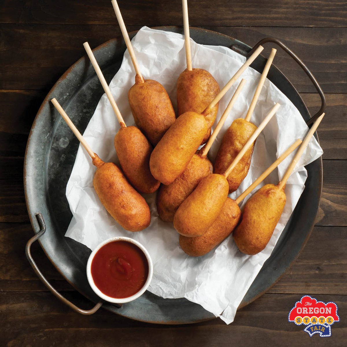 OregonStateFair's tweet image. We&apos;re celebrating National Corn Dog Day!

It&apos;s the perfect excuse to indulge in everyone&apos;s favorite handheld treat – crispy on the outside, juicy on the inside corn dogs! 

Nothing more iconic than a corndog at the fair. 😍

#NationalCornDogDay #SnackTimeFun