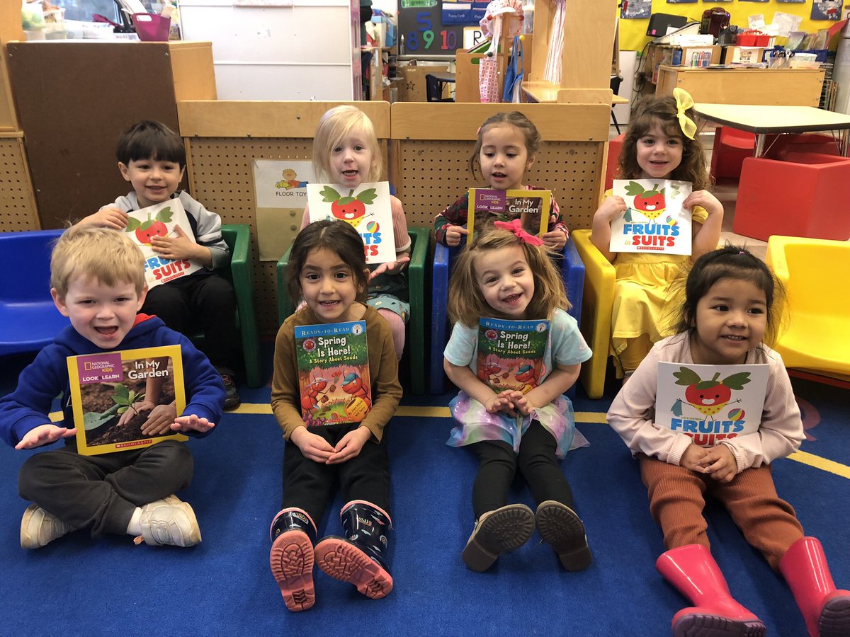 MissSharonCohen's tweet photo. A HUGE thank you to the @HESPTO for the generous gift of a book from the book fair for every single child at HES!!   We are so grateful!! 
🍑❤️📖@Dr_BethHoffman #thehopewellway, #HESPeech https://t.co/IePwyWPHX5