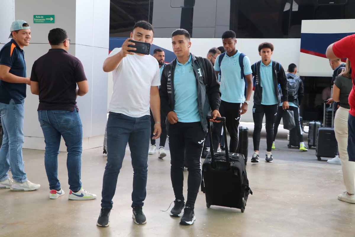 LaHSomosTodos's tweet photo. ✅️Misión #CopaAmérica⚽️

🔝Con Fe, compromiso y entusiasmo arribó el equipo de #LaH al aeropuerto #Palmerola✈️ para su viaje a #Dallas 🇺🇸.

#VamosTodos #UnidosXlaH https://t.co/b7RPU5B1TP
