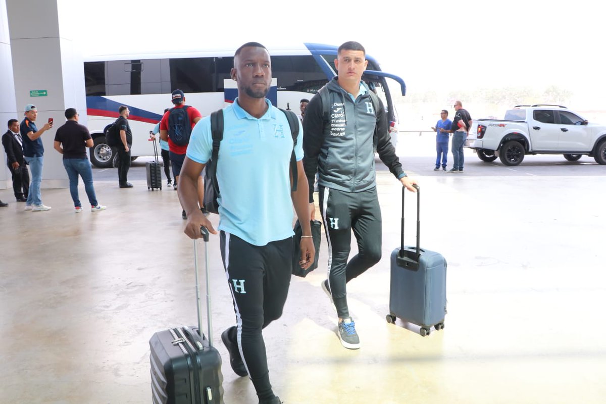 LaHSomosTodos's tweet photo. ✅️Misión #CopaAmérica⚽️

🔝Con Fe, compromiso y entusiasmo arribó el equipo de #LaH al aeropuerto #Palmerola✈️ para su viaje a #Dallas 🇺🇸.

#VamosTodos #UnidosXlaH https://t.co/b7RPU5B1TP