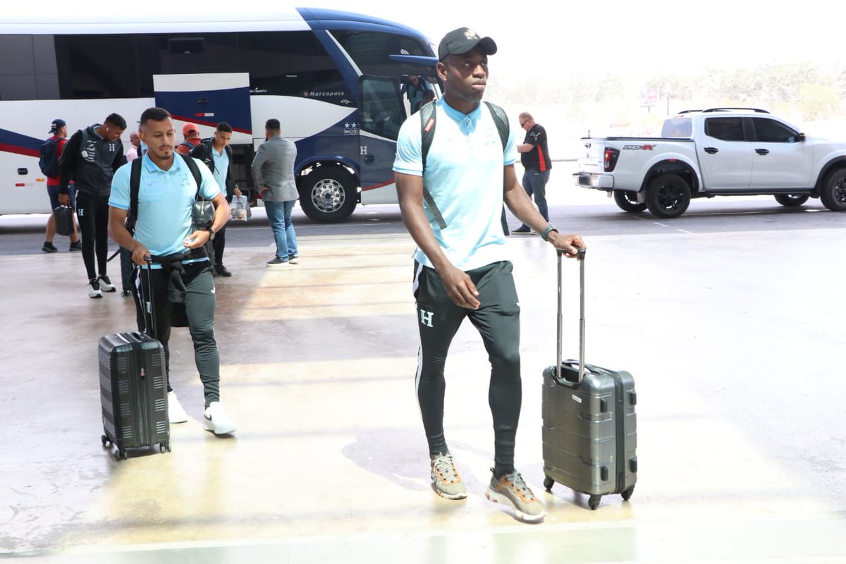 LaHSomosTodos's tweet photo. ✅️Misión #CopaAmérica⚽️

🔝Con Fe, compromiso y entusiasmo arribó el equipo de #LaH al aeropuerto #Palmerola✈️ para su viaje a #Dallas 🇺🇸.

#VamosTodos #UnidosXlaH https://t.co/b7RPU5B1TP