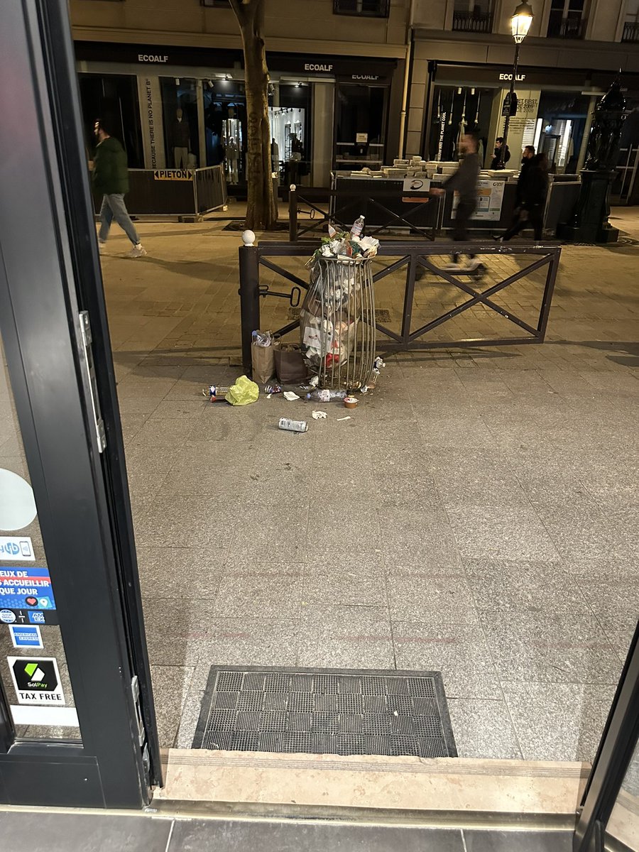 PierreTalamon's tweet photo. @ArielWeilT @FrancisPalombi Bonjour Ariel , si vous aviez la gentillesse de faire déplacer les poubelles lorsqu’elles sont situées face a la sortie d’une boutique… Francis et moi-même en avons fait la demande plusieurs fois ……. merci https://t.co/63yV8LMGe7
