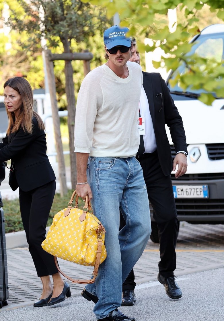 karina (@taysrussells) on Twitter photo 