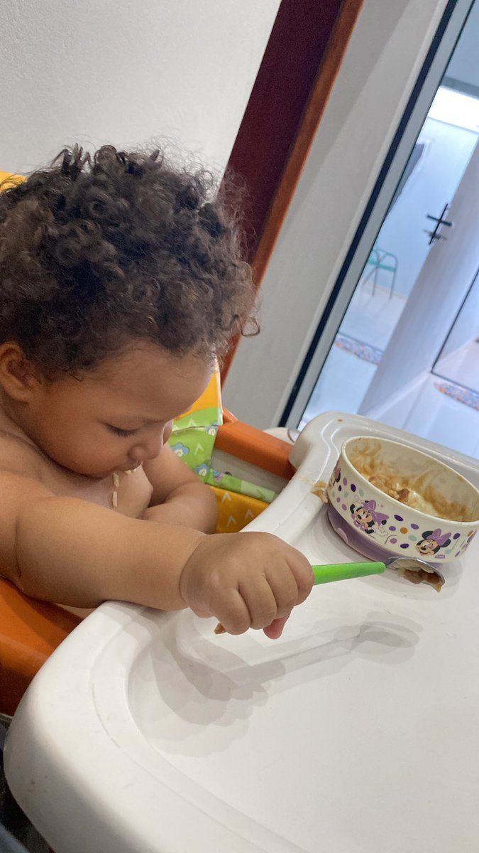 danieramosss's tweet photo. minha filha simplesmente nao aceita eu dar comida pra ela mais, quer comer sozinha…
crescem tão rápido https://t.co/y70wRDVv7V