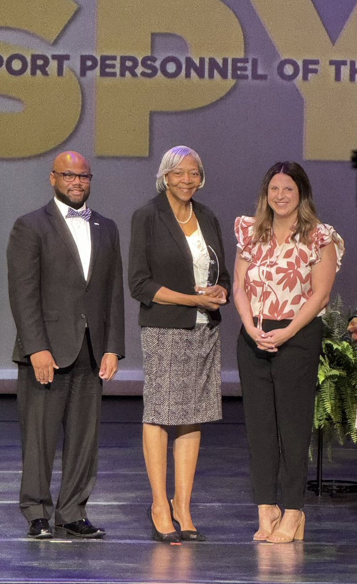 Congratulations to our very own, Mrs. Bass, the 2023 Dutchtown Elementary School ESPY Winner! You are SIMPLY AMAZING ‼️ Thanks for all that you do❤️ #Congratulations #HenryProud