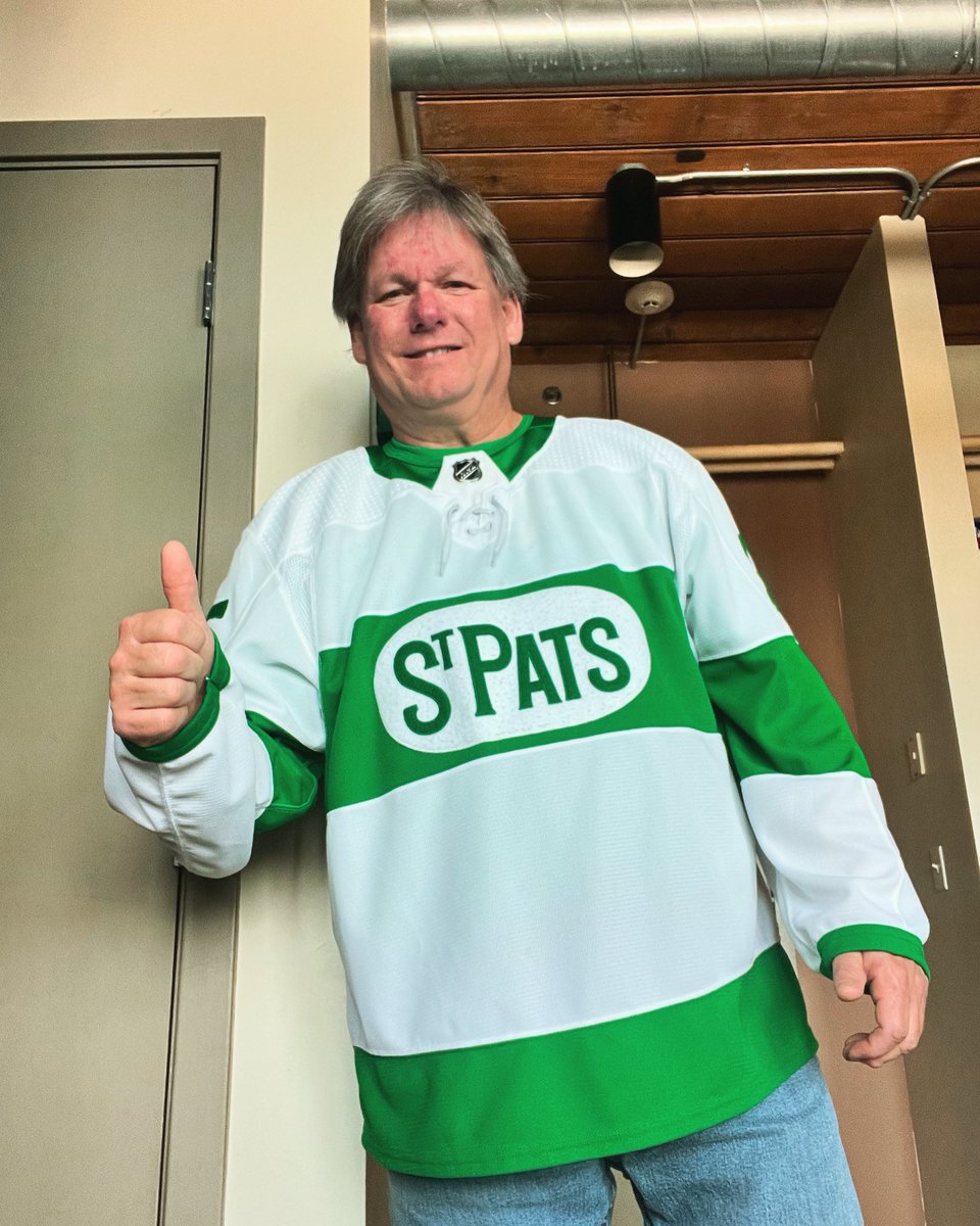 1976PATRIOTS's tweet photo. @UtProsim540 @RedskinsArsenal Just having a couple refreshments 🍺🍺😆 Leah 😂☘️🍀🇮🇪 #TorontoStPats 🏒😆 https://t.co/tRvmqeWZVr