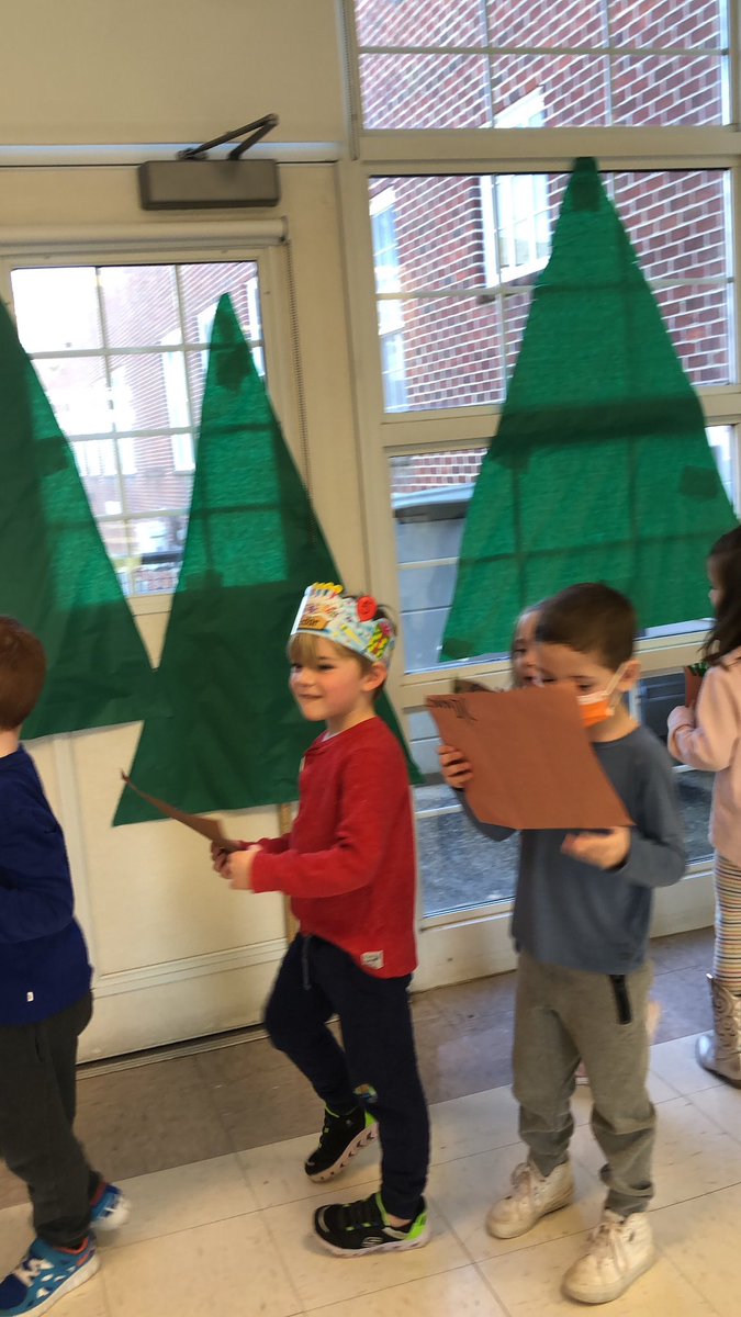 MissSharonCohen's tweet photo. Were going on a bear hunt… and a special visitor joined us!!! #thehopewellway, @Dr_BethHoffman #HESPeech https://t.co/ccqBx1X9YO