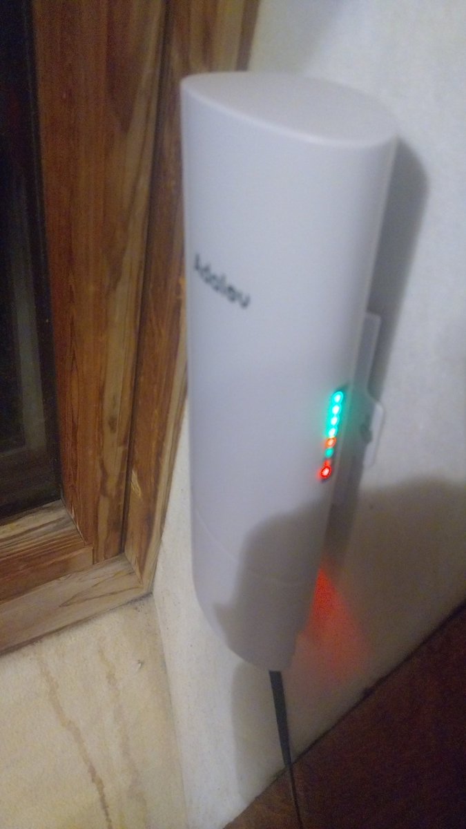 L'antenne Starlink les ponts Wi-Fi départ et l'un des ponts d'arrivée sur le pignon d'une maison. 
Le second pont d'arrivée en intérieur (juste derrière un Velux) 
J'ai un cloud + imprimante dans toute la ferme. 😅