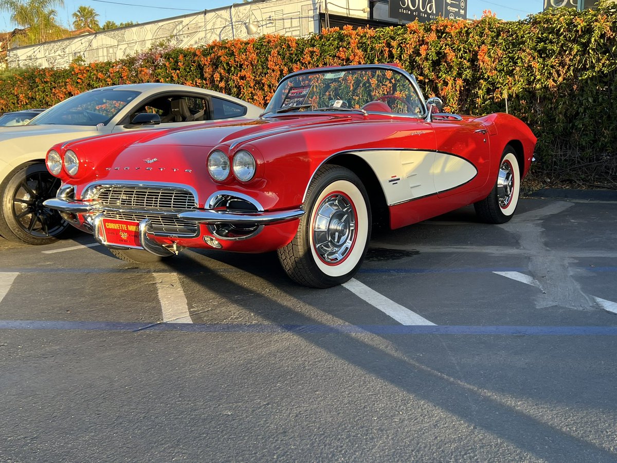 CorvetteMikes's tweet photo. This morning at the Bring a Trailer Alumni meet up!
#bringatrailer #c1 #c1corvette #carshow #carmeets #carmeetup #classiccars https://t.co/wiMfo9a6cf