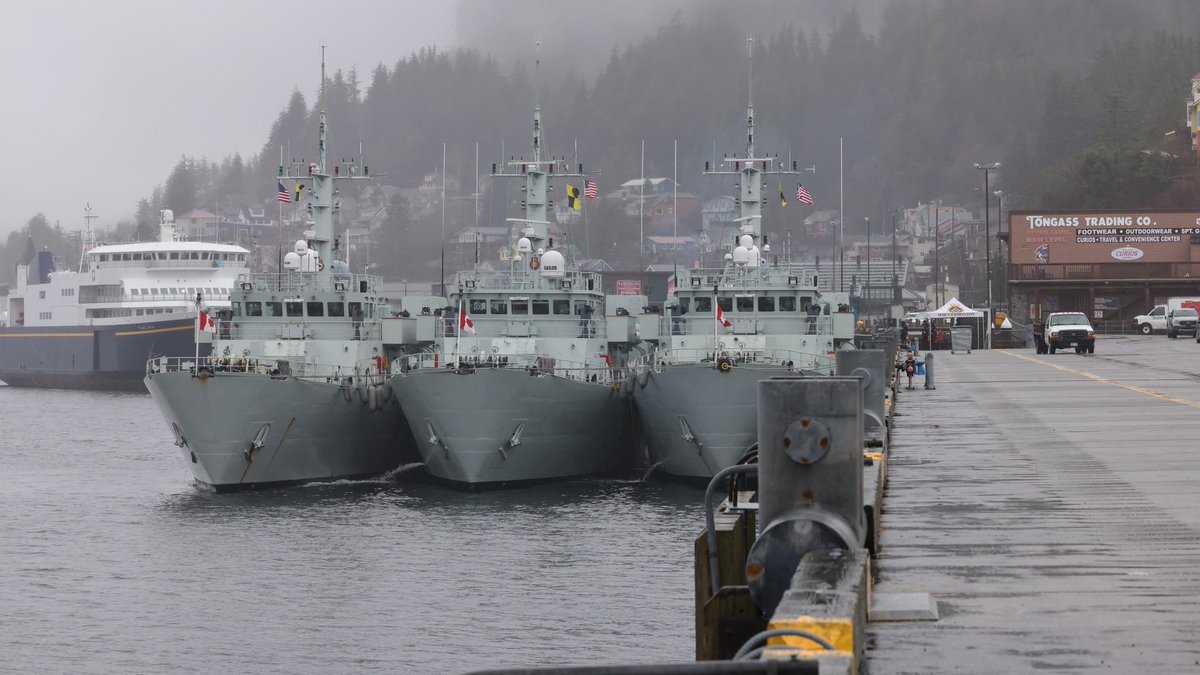 I was able to get some better photos of the #CanadianNavy 🇨🇦 ships in #Ketchikan #Alaska they are flying a Quarantine flag “also represents the letter Q” 👀 sailors DID NOT QUARANTINE and nobody here seems to care ‼️⁉️