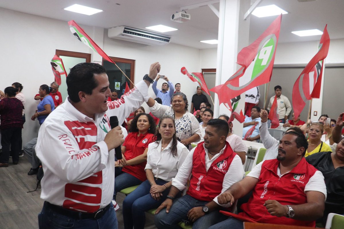 AdolfoRamirezA5's tweet photo. Por nuestra visita en el sur del estado, fue un éxito la capacitación que llevamos a cabo con nuestros compañeros militantes en #Nanchital.
Festejamos también la participación de distinguidas mujeres priistas en la toma de protesta del #OMPRI.
¡Seguimos trabajamos permanentemente, vamos con mucho impulso para que las próximas elecciones, demos los mejores resultados!