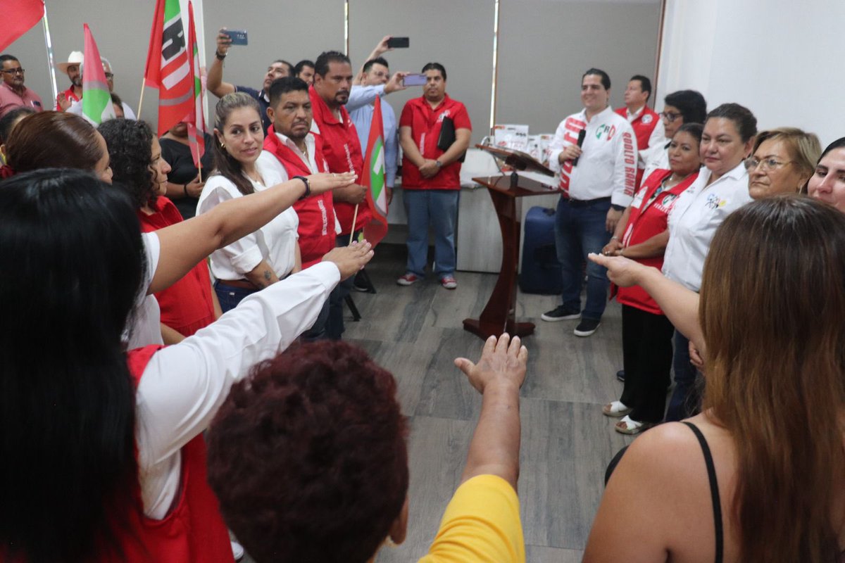 AdolfoRamirezA5's tweet photo. Por nuestra visita en el sur del estado, fue un éxito la capacitación que llevamos a cabo con nuestros compañeros militantes en #Nanchital.
Festejamos también la participación de distinguidas mujeres priistas en la toma de protesta del #OMPRI.
¡Seguimos trabajamos permanentemente, vamos con mucho impulso para que las próximas elecciones, demos los mejores resultados!