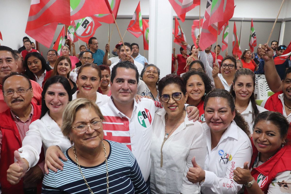 AdolfoRamirezA5's tweet photo. Por nuestra visita en el sur del estado, fue un éxito la capacitación que llevamos a cabo con nuestros compañeros militantes en #Nanchital.
Festejamos también la participación de distinguidas mujeres priistas en la toma de protesta del #OMPRI.
¡Seguimos trabajamos permanentemente, vamos con mucho impulso para que las próximas elecciones, demos los mejores resultados!