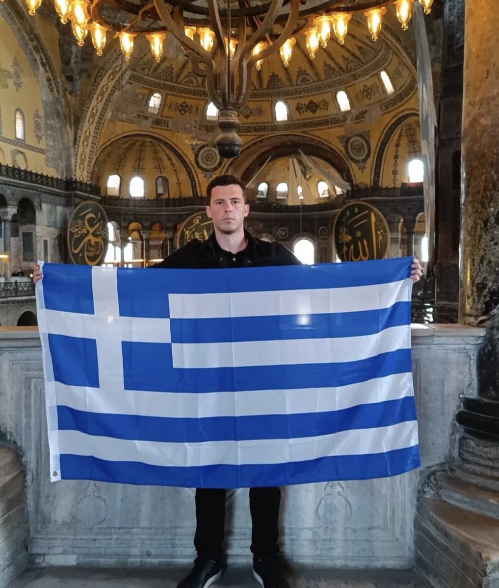 EonNeolaia's tweet photo. Ο συναγωνιστής μας κ'σκληρός Ορθόδοξος Αποστόλης υψώνει την ελληνική σημαία μέσα στην Αγία Σοφιά την οποία οι νεοθωμανοί μετέτρεψαν σε τζαμί!Πάλι με Χρόνια με καιρούς πάλι δικά μας θα'ναι!🇬🇷☦️
#ΕΟΝ #Τουρκια #Αγία_Σοφία #Σημαια #Ελλάδα #Επικαιροτητα #ειδήσεις #Erdoğan #Hagia_Sofia https://t.co/yPDC6picvU
