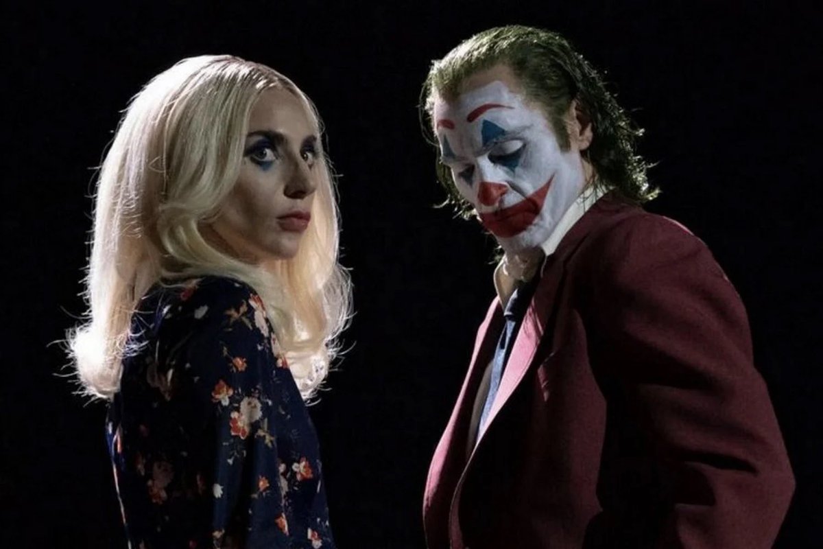 _DC_DailyPlanet's tweet photo. Des premiers avis du film "#Joker : Folie à Deux" ont été dévoilés suite à une projection test ! 👀 

"L'aspect musical n'est pas présenté de manière conventionnelle. Ils chantent, bien sûr, mais cela fonctionne selon un schéma différent. Très risqué, mais p*tain de génie."

"Le film est super sanglant, chaotique, agressif, surréaliste, mais fidèle à son essence. Gaga et Joaquin sont au même niveau de performance."

(via @jokerfolienews)