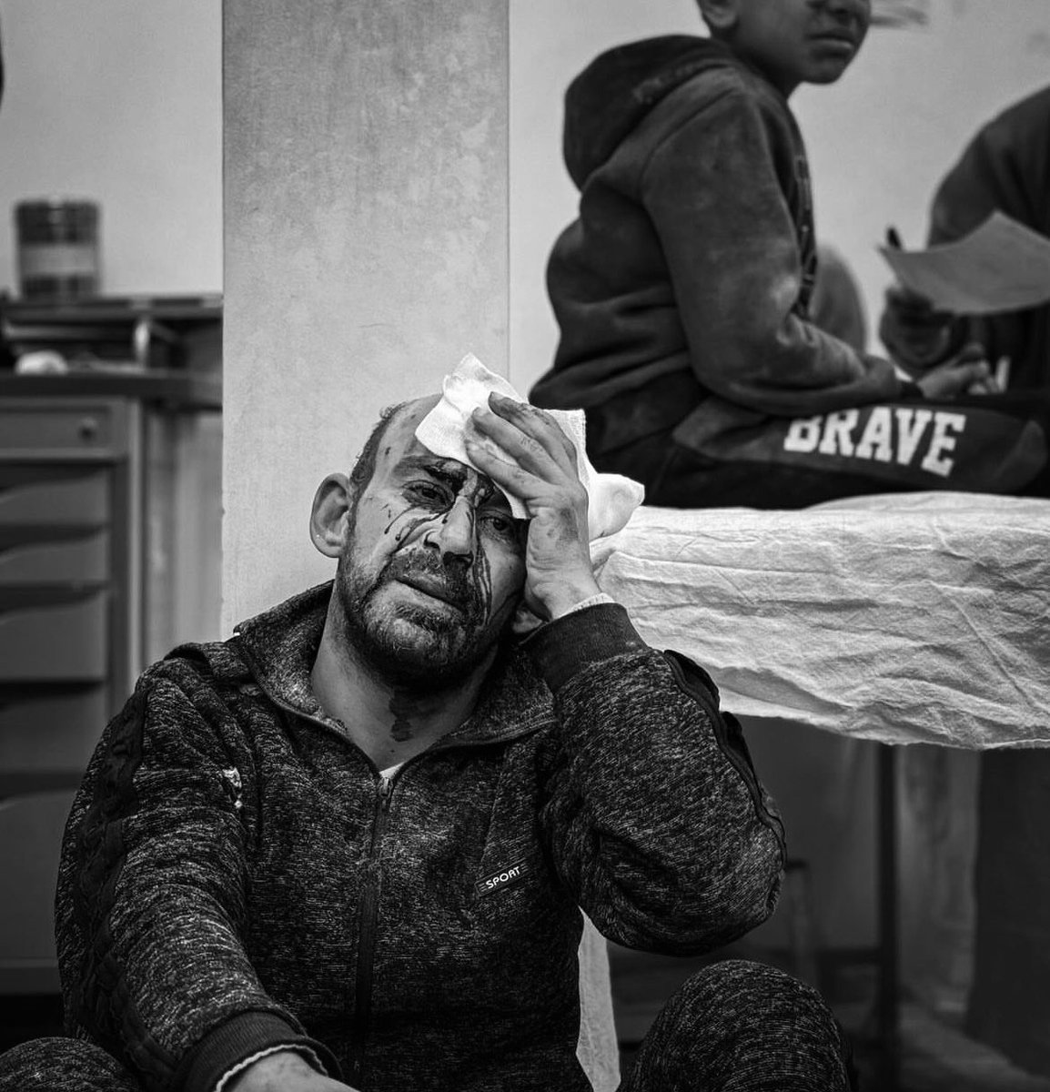 filistinsiyatif's tweet photo. Bu acı ne zaman bitecek? Sarılması gereken yaralar varken başka yaraların da açılmasına ne zaman dur diyeceğiz?

Refah’a dokunma!

#HandsOffRafah https://t.co/nIt5giLiRI