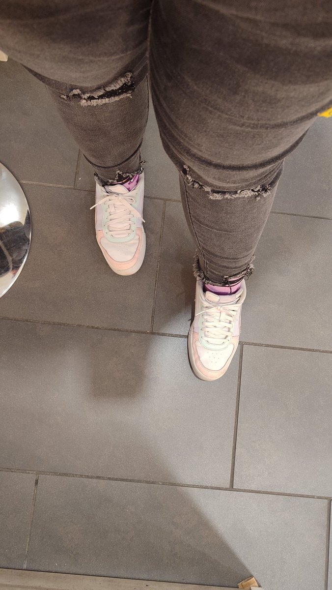 FindomMrs's tweet image. Used work shoes for sale! 
Zapatillas de trabajo a la venta! 🥵

70€ and they're yours to sniff and jerk out as much as you want.
70€ y son tuyas para oler y meneartela las veces que quieras.🥴

Gather up feet freaks!
Adelante a los peleles fanáticos de los pies 😙