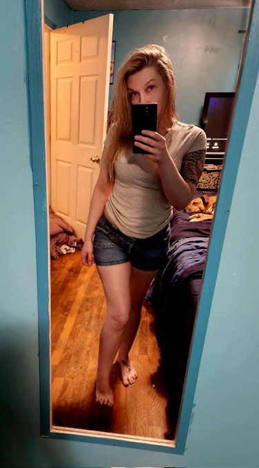 Yayyy it's shorts weather again ✨️ https://t.co/OSX83Egn33<a href="/tag/realloyalfans"class="tags"><span>#realloyalfans</span></a>