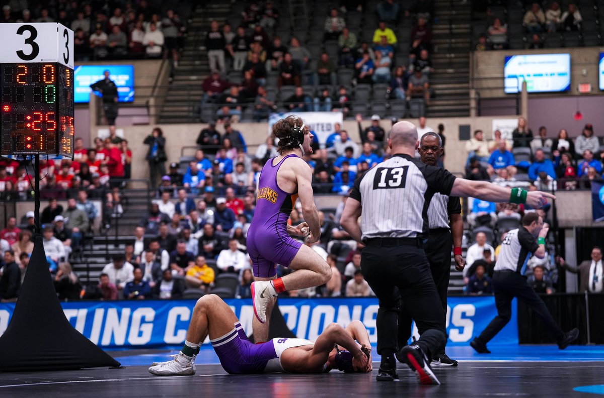 HoneckerWrestle's tweet image. Peter Kane will be wrestling in the NCAA DIII Finals at 8:00 pm EST.
📸: @geoffriccio