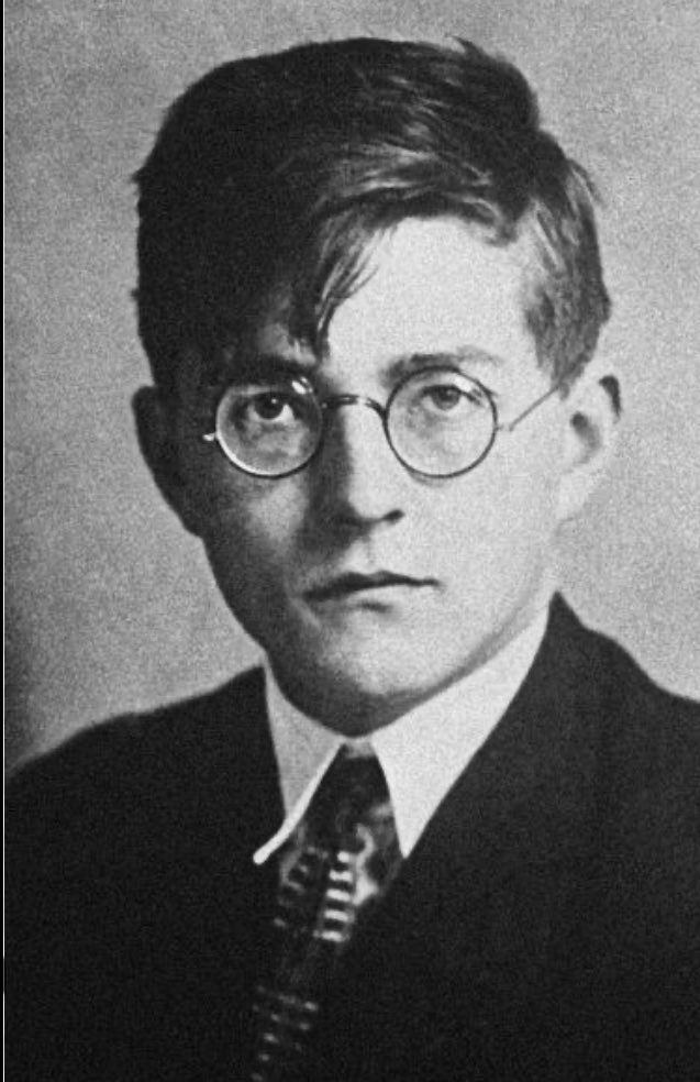 Κάνει εκκαθάριση η μητέρα μου στα παλιά μας πράγματα στην αποθήκη και μου λέει, μια αφίσα του Χάρι ποτερ που είχες στο δωμάτιο σου τη θες; Δεν είχα ποτε αφίσα Χάρι ποτερ, λέω, είχες λέει, την έχω μπροστά μου. Ωστόσο η αφίσα :