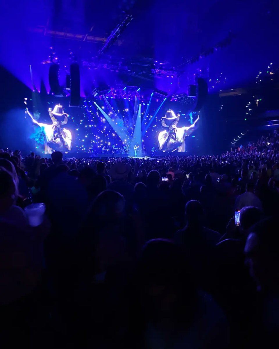 DPJohnson79's tweet image. Last night's @TheTimMcGraw #StandingRoomOnly tour stop in Tampa. Magical! Amazing setlist and "Standing Room Only" is becoming one of my favorite songs.

"I wanna live a life, live a life
Like a dollar and the clock on the wall don't own me..."