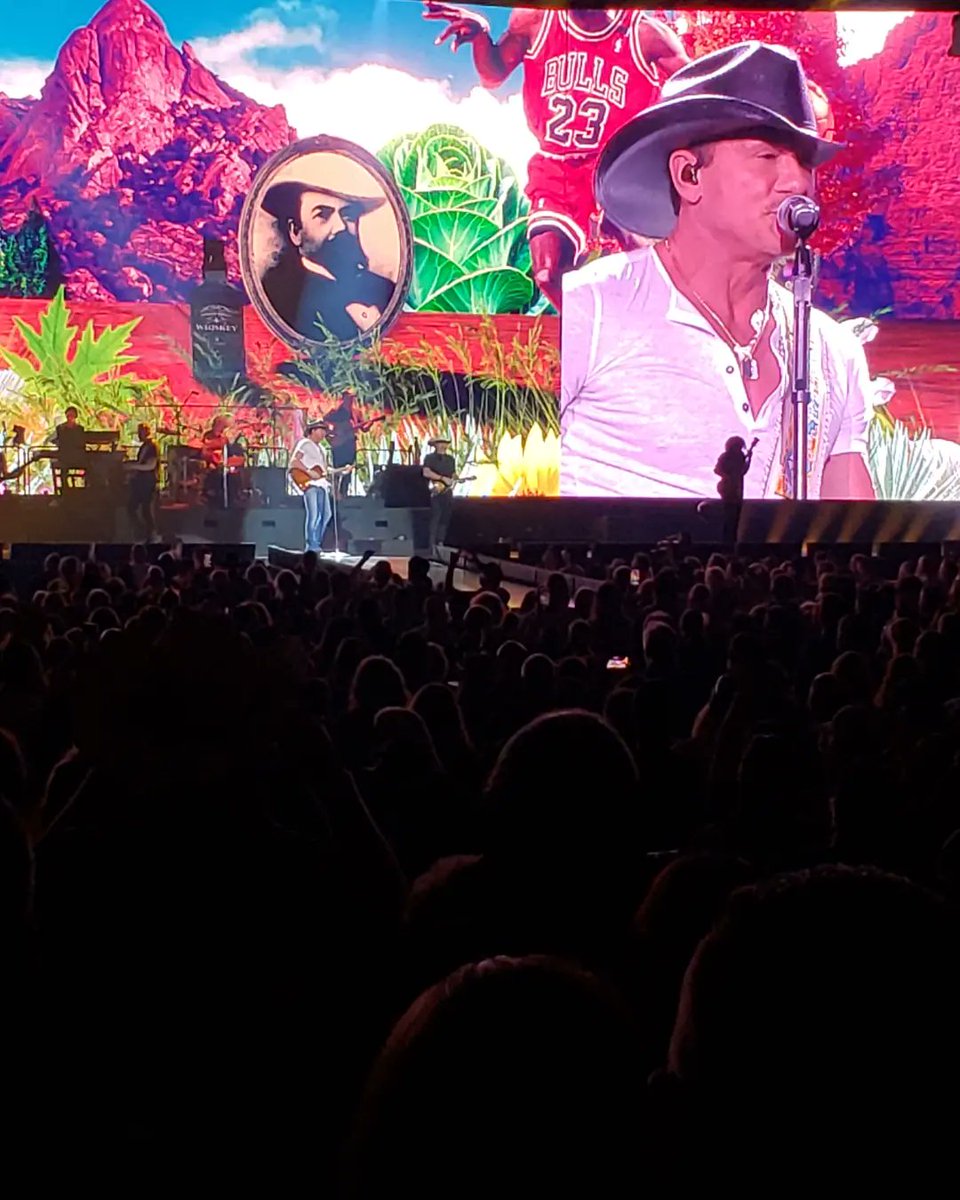 DPJohnson79's tweet image. Last night's @TheTimMcGraw #StandingRoomOnly tour stop in Tampa. Magical! Amazing setlist and "Standing Room Only" is becoming one of my favorite songs.

"I wanna live a life, live a life
Like a dollar and the clock on the wall don't own me..."