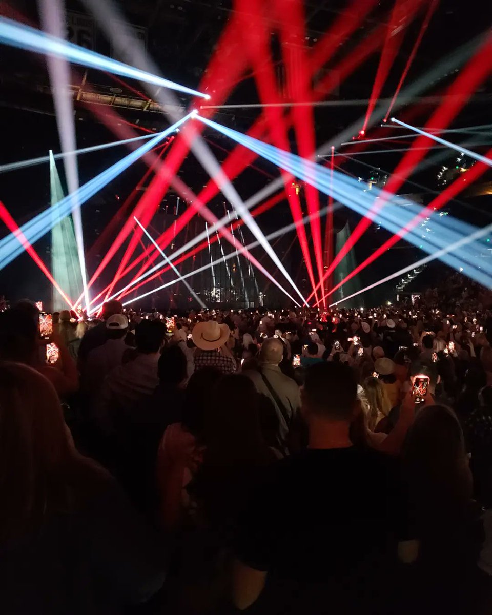 DPJohnson79's tweet image. Last night's @TheTimMcGraw #StandingRoomOnly tour stop in Tampa. Magical! Amazing setlist and "Standing Room Only" is becoming one of my favorite songs.

"I wanna live a life, live a life
Like a dollar and the clock on the wall don't own me..."