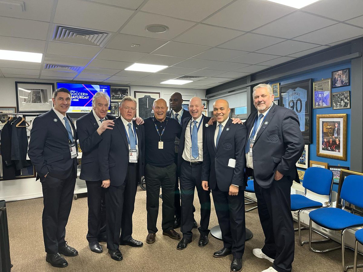A fantastic win for @ManCity v Newcastle & wonderful to see legendary former physio Roy Bailey at the match today. Roy is one of our own 🩵⚽️💪🏻 Left to Right: @Paul_Lake Tommy Booth Peter Barnes Roy Bailey @wizzo3333 Alex Williams @ianbrightwell12 @RichardEdghill1 @david_white7