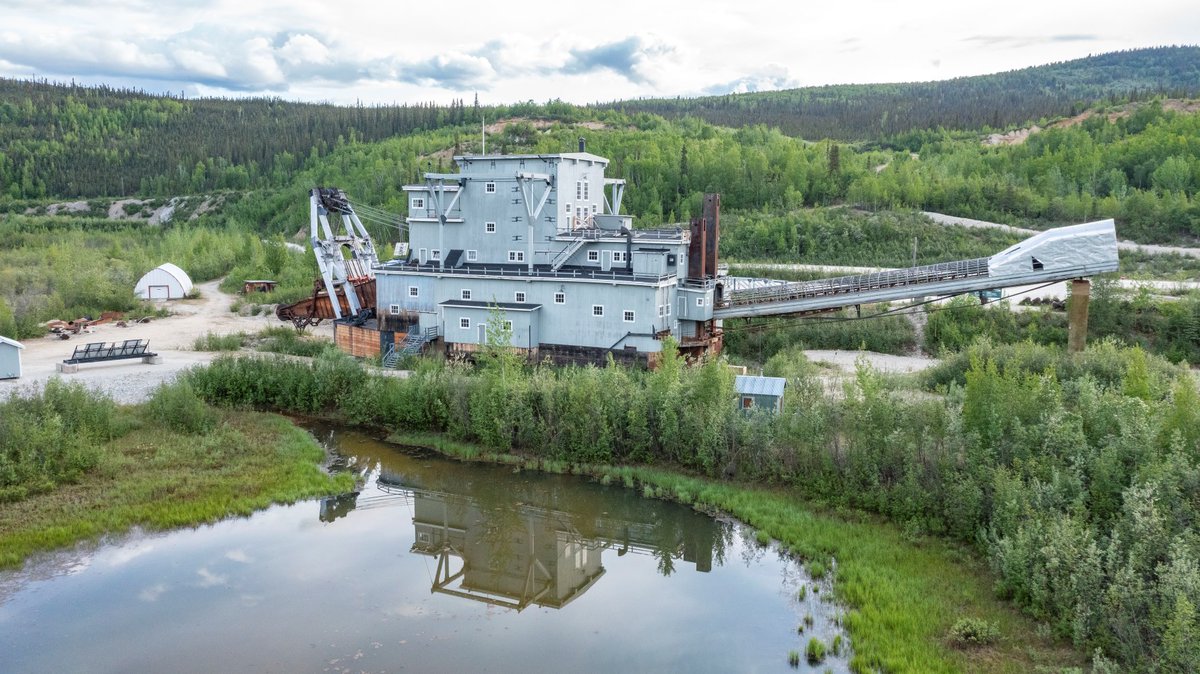 Lëzrą Kä̀nëchà is the Hän name given to Dredge No. 4 just outside of Dawson City in the Traditional Territory of the Tr’ondëk Hwëch’in and translates to “s/he is looking for money”. Plan your visit today! ow.ly/PiaQ50QTEH2