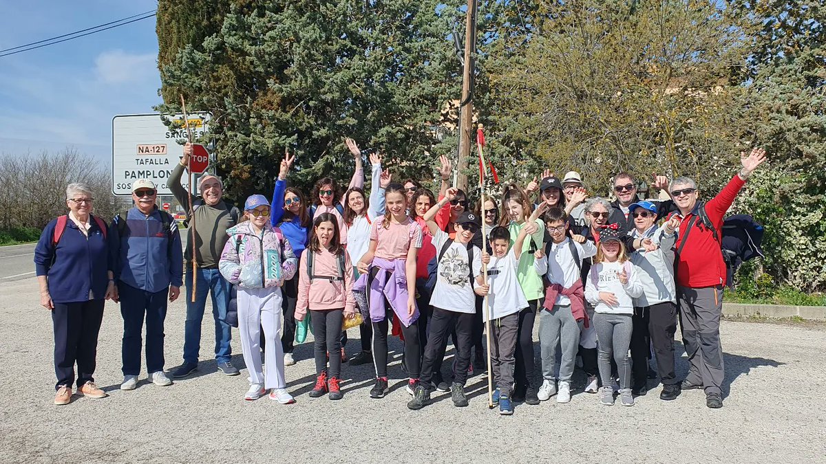 ColePaulaMontal's tweet photo. Hoy, un buen grupo formado hemos participado en @JavieradasO al #CastillodeJavier.
Que S. Francisco Javier, patrono de las Misiones, nos proteja.
@iglesiarioja @iglesianavarra
#javierada #castillodejavier #peregrinacion #escolapias #321despierta #paulamontal #logroño https://t.co/zhHXBuVW4a