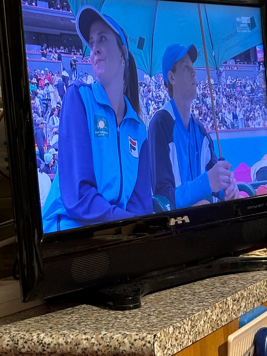 AlessandrAlli13's tweet photo. #Sinner che regge l’ombrello al posto della raccattapalle è la cosa più bella vista oggi 🥹 #IndianWells https://t.co/q6SJroCseP