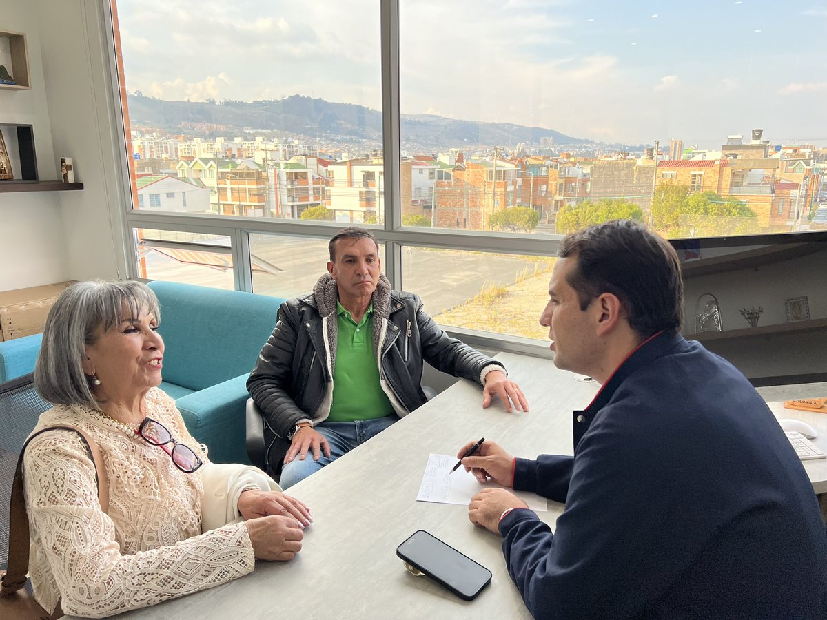 ingwilmerc's tweet photo. #Tunja Recibimos a nuestros amigos y coequiperos en nuestra oficina, el espacio de todos. Me alegra saludarlos y, sobre todo, escuchar ideas brillantes 💡 para seguir forjando y construyendo nuestro departamento. ¡Juntos podemos lograr grandes cosas! #Boyacá #TrabajoEnEquipo #Unidos24/7