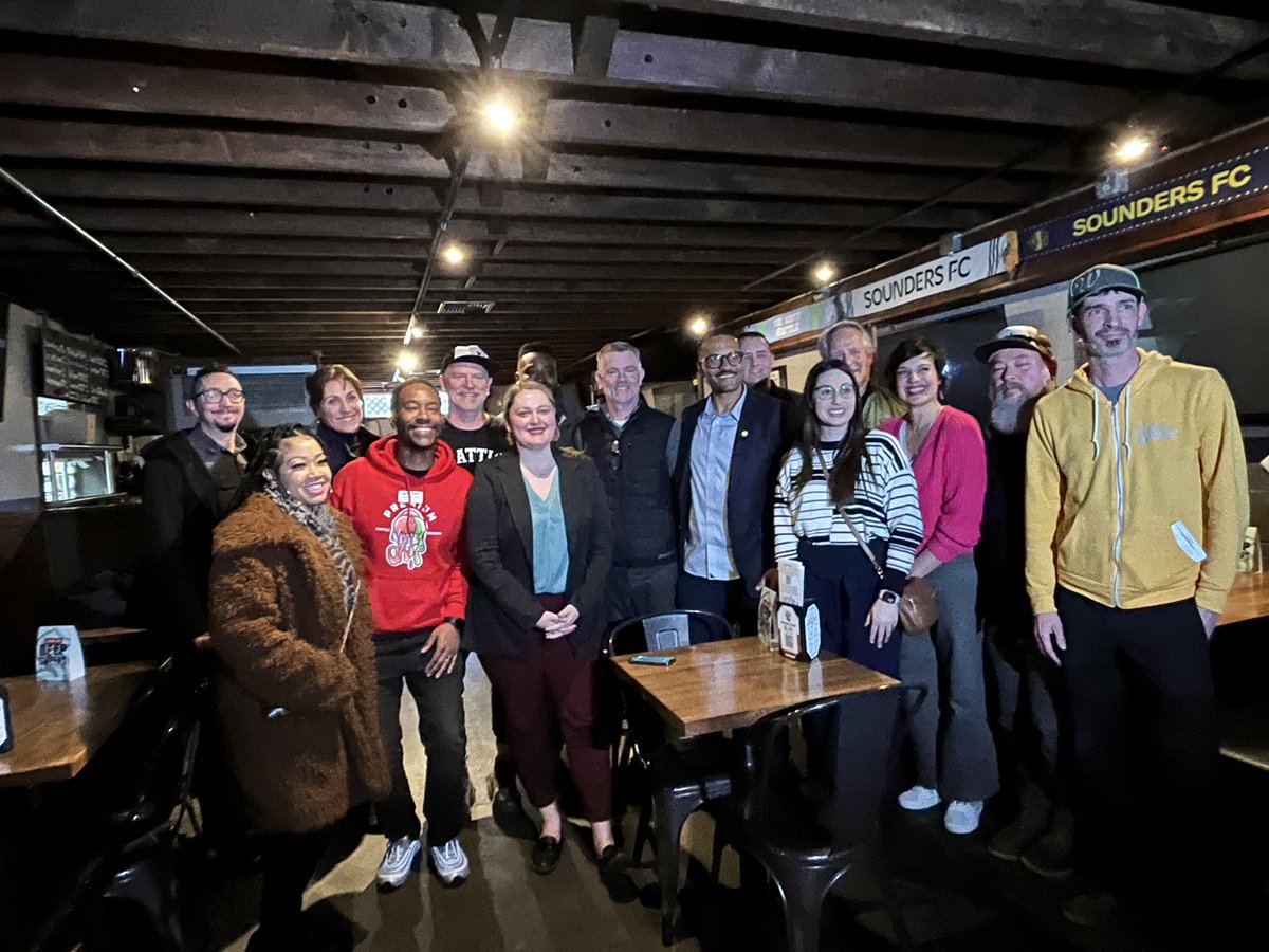 CMRobSaka's tweet photo. West Seattle Small Businesses! We hear you. 👏for all the issues I heard. Already have connected Snip-its with some City services. Will keep on it and thank @WestSeattleCC for hosting at @thewestyseattle and @RealfineCoffee https://t.co/DfJVKJkryx