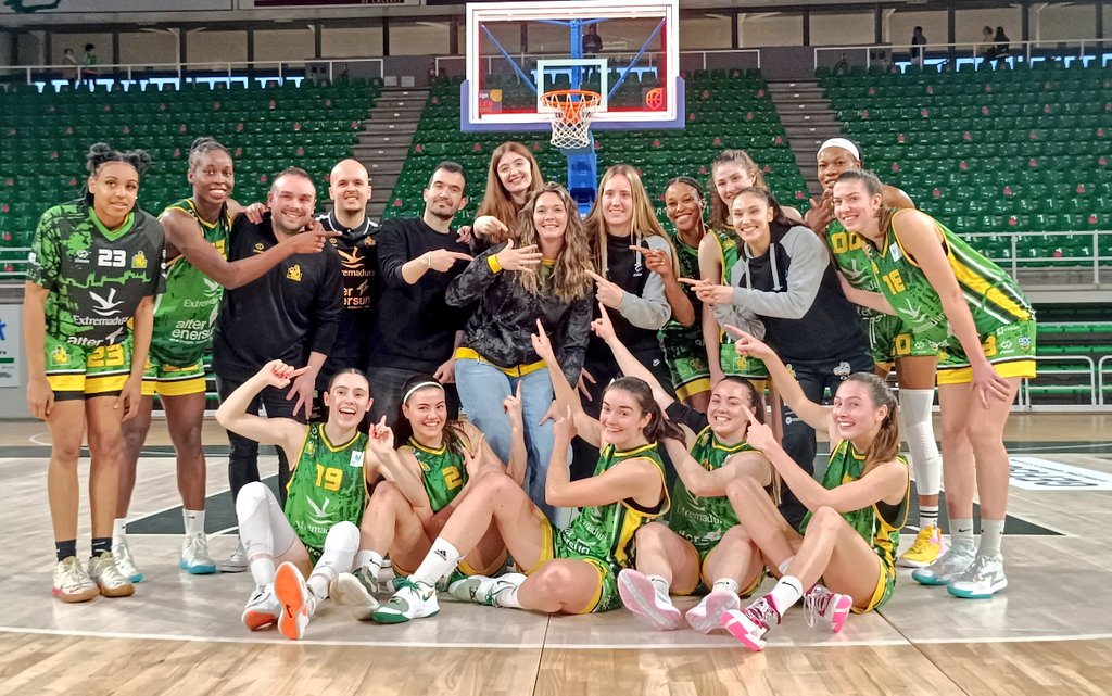 La 1️⃣5️⃣ nos vais a permitir que se la dediquemos a nuestra  <a href="/CarmenCamberoRo/">Carmen Cambero Roman</a> por su reciente y emotivo compromiso.

💍💍💍 

🏀💚💛💙🏀
#SomosFamilia
#somoscantera
#ADCAlQazeres