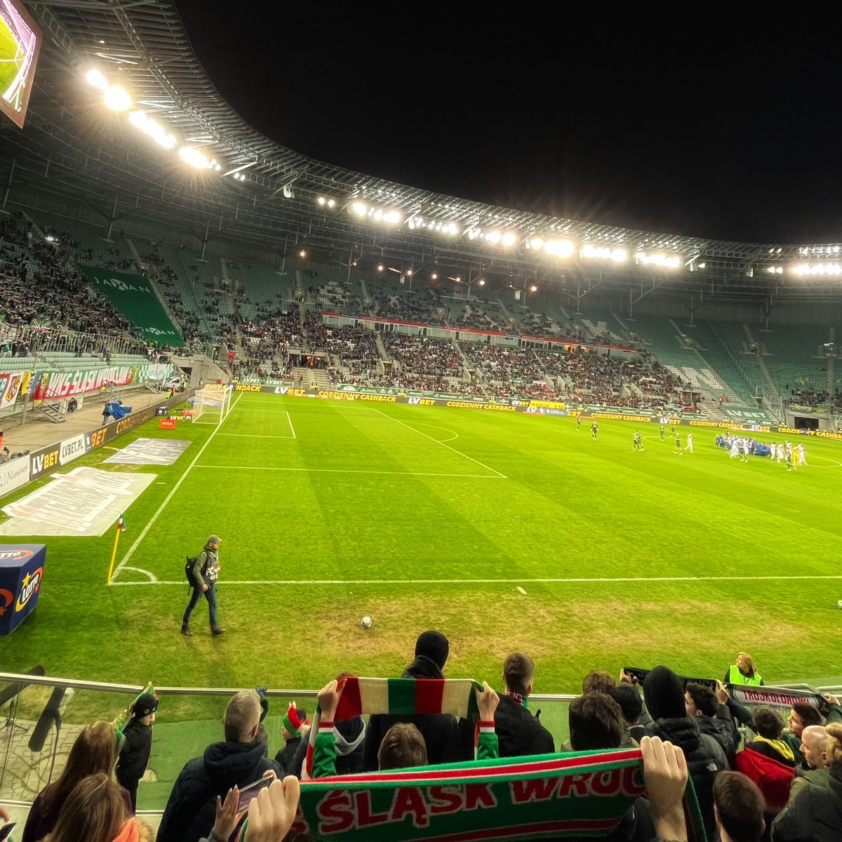 Niemal 15000 kibiców dopingowało dziś @SlaskWroclawPl podczas meczu z @MKSPuszcza zakończonego bezbramkowym remisem 🇮🇹