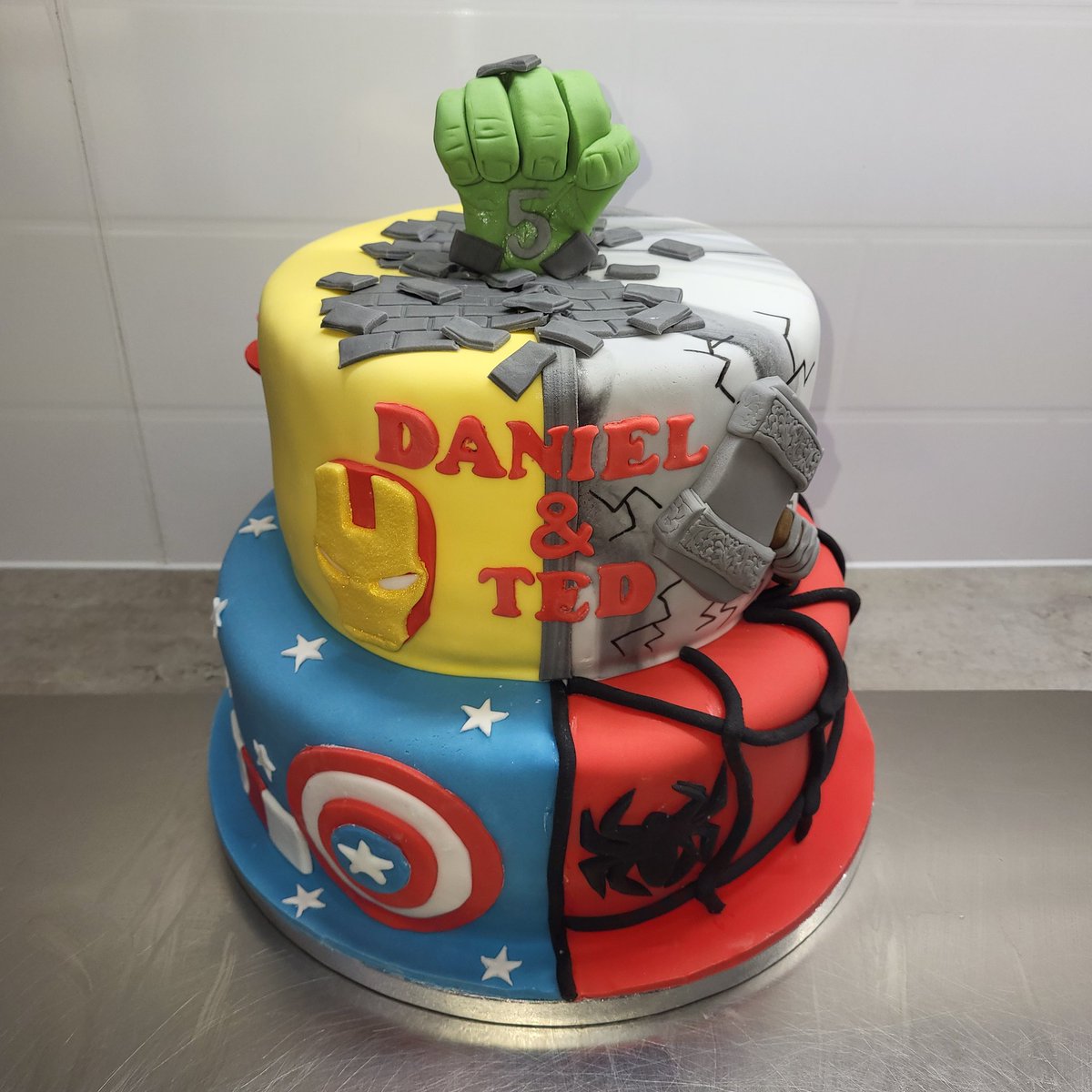 Loved making this Marvel Cake 
#birthdaycake #marvel #marvelcake #captainamerica #spiderman #ironman #thor #hulk #avengers #victoriasponge #twotier #lovemyjob #enjoymywork #smallbusiness #supportlocal #familyrun #hyginerating #fivestar #tmcc #themobilecupcakecompany