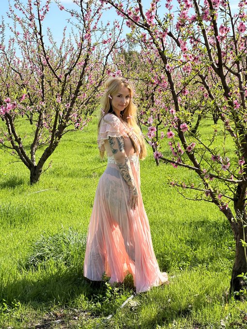 Come check out my behind-the-scenes photos https://t.co/xfu4Je2fXb 🌸🥺🌸 https://t.co/WORXgbSkmg