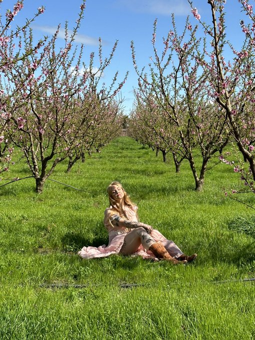 Come check out my behind-the-scenes photos https://t.co/xfu4Je2fXb 🌸🥺🌸 https://t.co/WORXgbSkmg