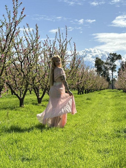 Come check out my behind-the-scenes photos https://t.co/xfu4Je2fXb 🌸🥺🌸 https://t.co/WORXgbSkmg