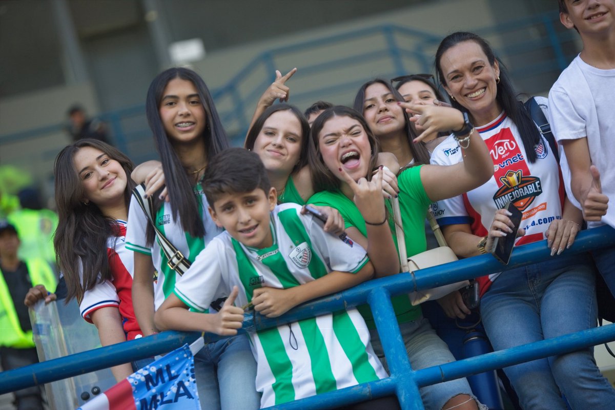 ❤️ • Apoyo académico en las tribunas

📸 • <a href="/freeloop/">Miguel Vallenilla</a> 
#SomosMujeresFUTVE