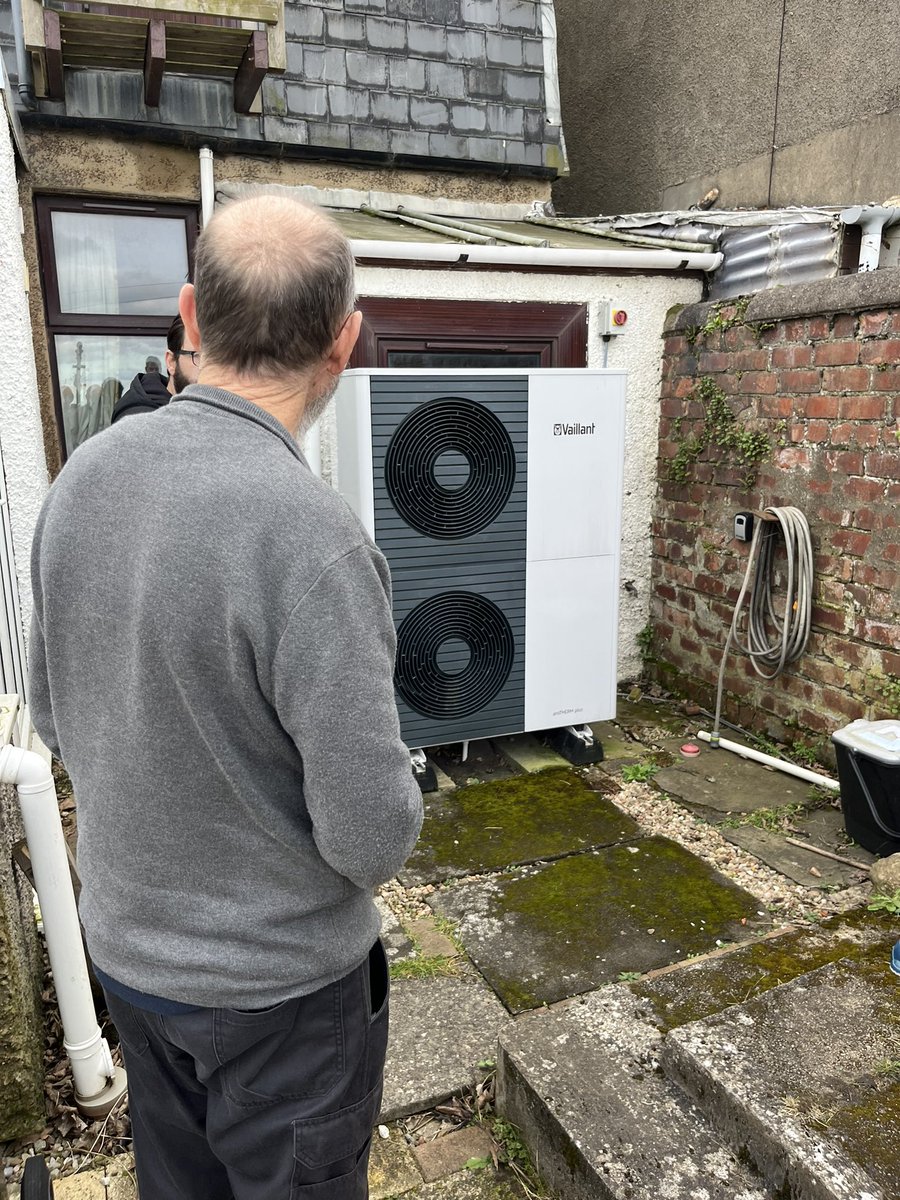 EnergyPorty's tweet image. Inspirational visit to Pat and his heat pump. Energy usage and costs have reduced since installing the heat pump and this is with cheap insulation and minimal changes to his 250-year-old home. It is very silent. More #mythbusting: towardsnetzero.blogspot.com #edinburgh
