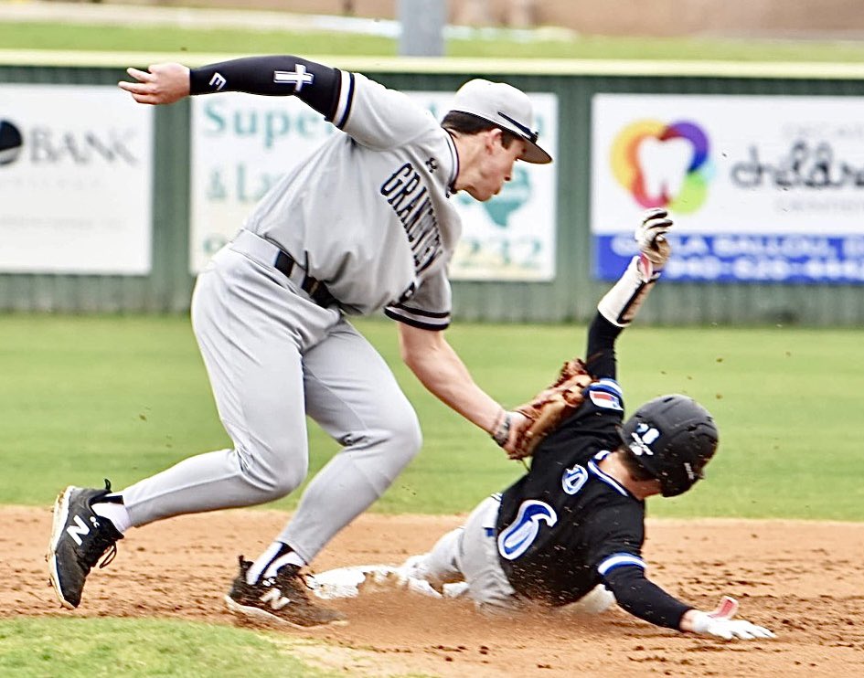 RonnyCollins9's tweet image. Carter Collins tags the runner attempting to steal for an out vs Decatur 3-16-24 #cartercollins #grandviewzebras #zebranation