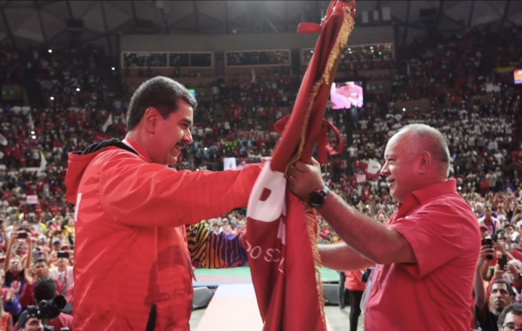 Yo les pido hoy, como lo pidió nuestro comandante Chávez, les pido hoy a esta gran plenaria, desde mi corazón que este Congreso en pleno, ratifique la decisión tomada por las asambleas de calles, de comunidad y de las UBCh. #ElQueVaEsNicolás Lo dijo: @dcabellor