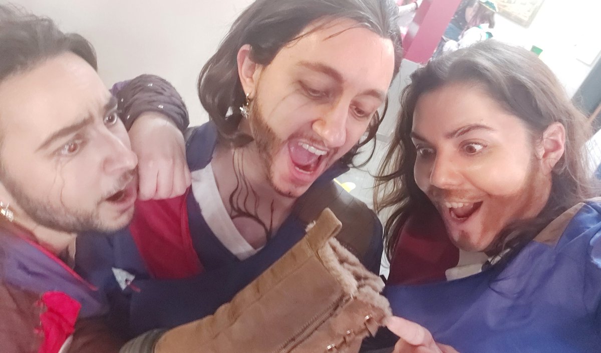 EyebrowScar's tweet photo. 3 Gales, thinking 💜💜💜

3 Gales, eating one (1) boot 🔥🔥🔥
#BaldursGate3 #galedinner https://t.co/5eoOkwK8Ki